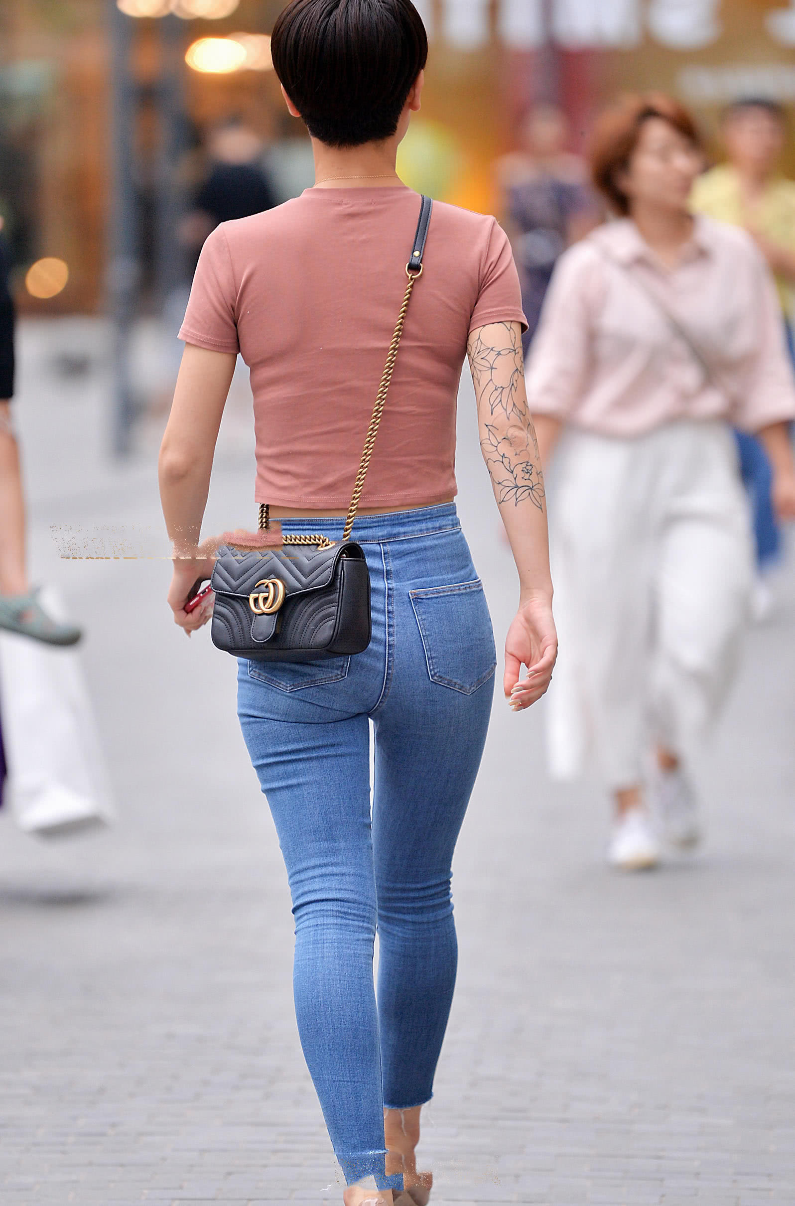 肉感小姐姐紧身裤裹出丰满臀部，转身一笑就是你了