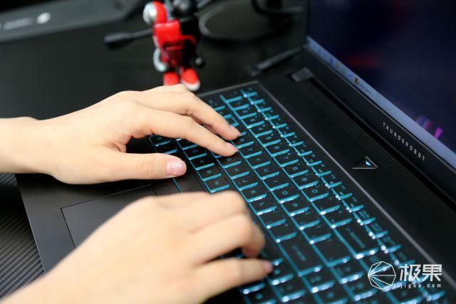  尺寸■十代酷睿i7+大尺寸高刷电竞屏，游戏发烧友亲测，你想要的它都有~