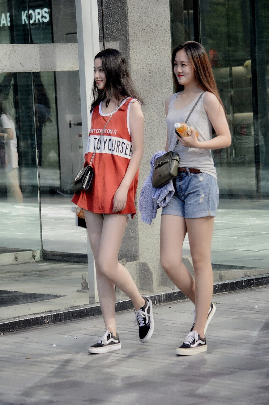 北京街拍：好闺蜜逛街购物这样穿衣搭配凉爽舒适又吸睛