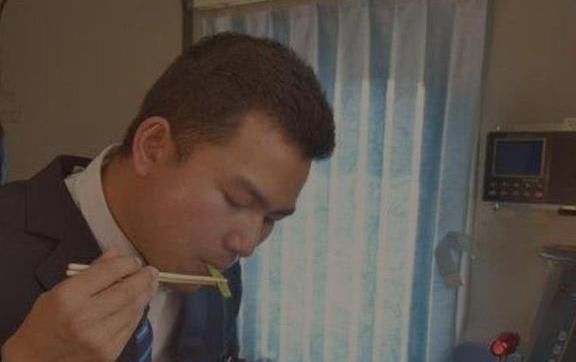  睡觉：火车一开就是几十个小时，司机是如何坚持的？难道他们不