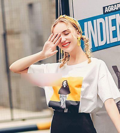 潮人都默契的这样扎发，很有街拍灵感的发型！