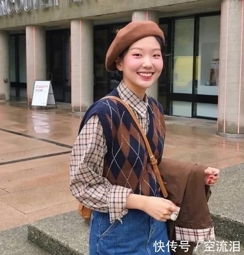 加上:有种网红搭配叫“治愈针织衫”火了,再加上一个笑容,男神都心动