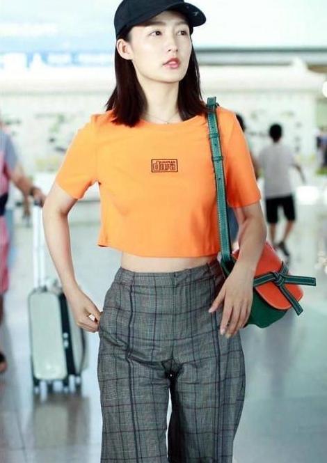 李沁穿露脐装秀蚂蚁腰，却被赘肉抢镜，网友：去健身房练练再来吧