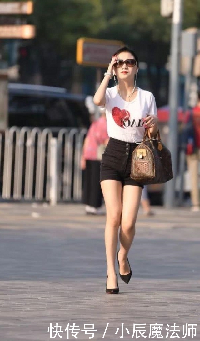  抹胸|路人街拍，美女穿了一件黑色抹胸吊带，休闲又帅气
