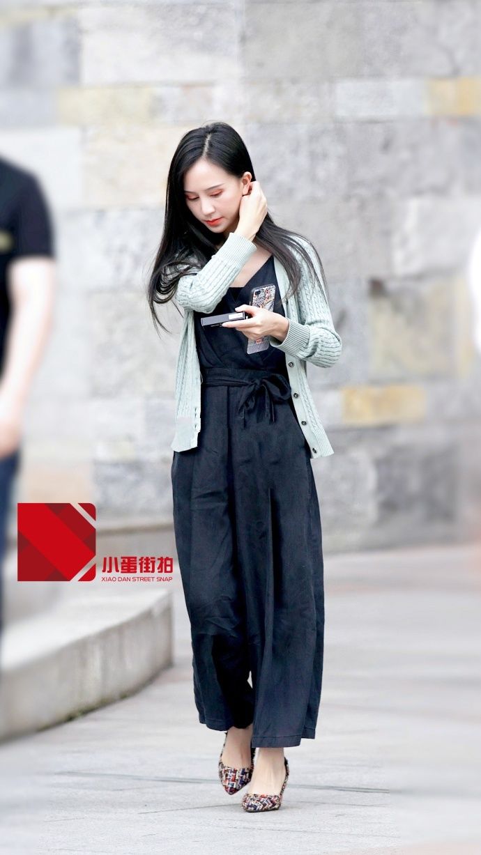 街拍:一眼被小姐姐长腿所吸引，腿与“交通工具”的差距，好扎心