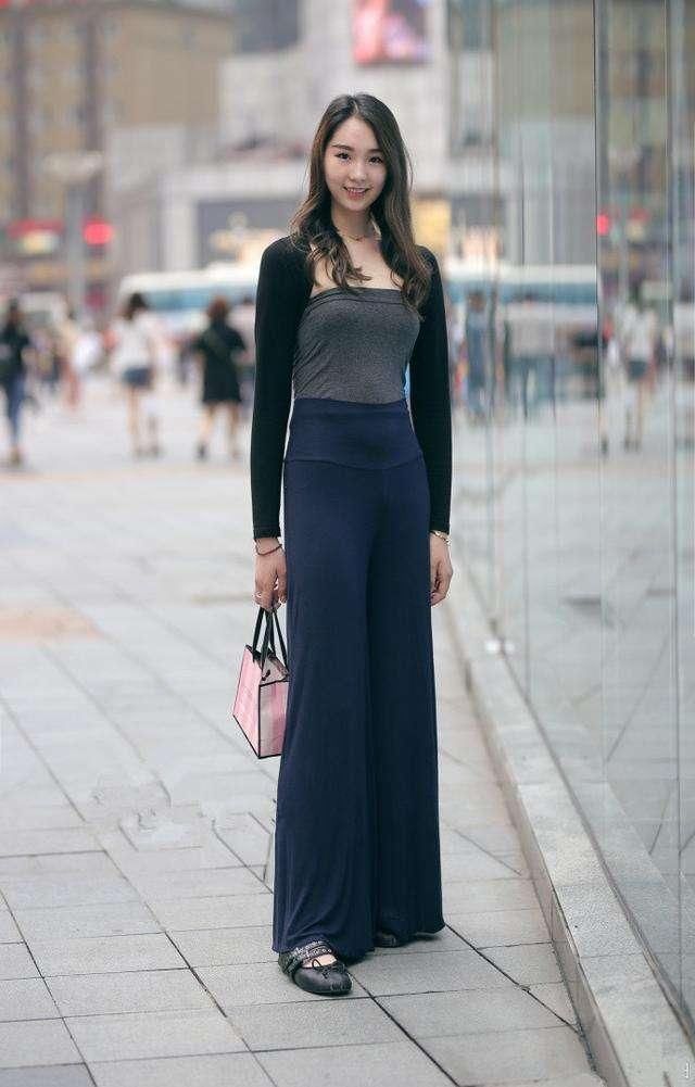 温婉可爱的小姐姐，性感的黑色蕾丝装真是迷人!