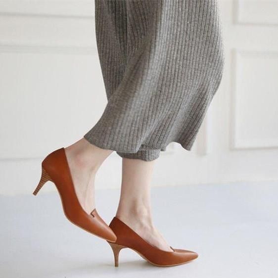 过35岁女人，这3种鞋子再喜欢也别穿，伤脚显腿粗，还拉低你衣品