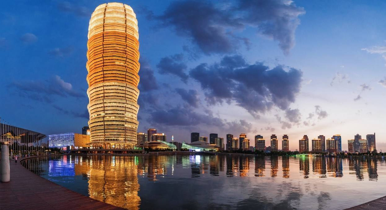 中国有一座火车站，能够通往各省的省会，便捷了人们的出行