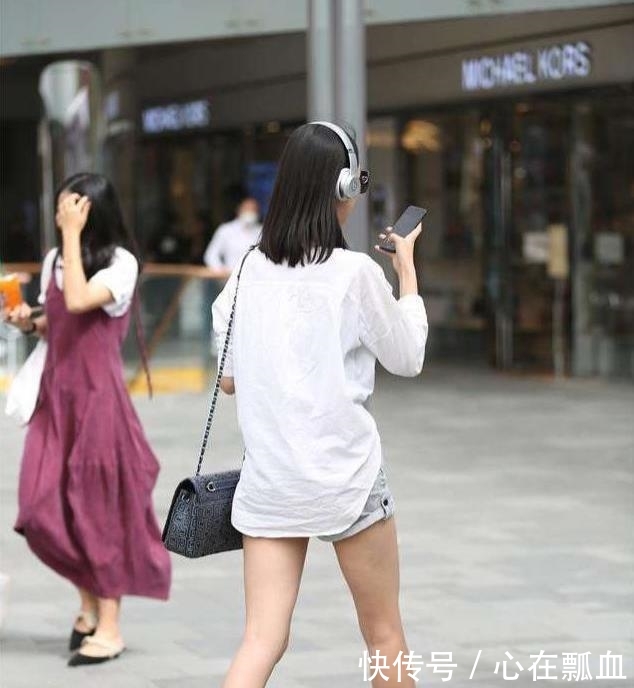  『小巧』街拍小姐姐身材小巧精致，吊带裙搭配高跟鞋，背影小鸟依人