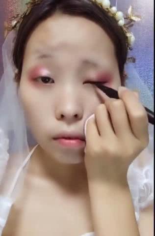 新娘坚持要自己化妆，画完如整容，网友：炸翻天的化妆术！
