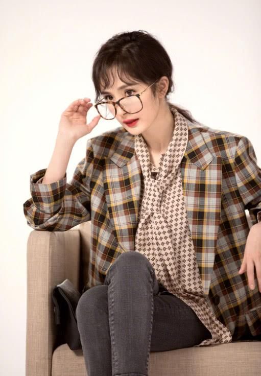 杨幂是借了村支书的衣服穿？普通人这么穿估计像七八十岁的大妈！