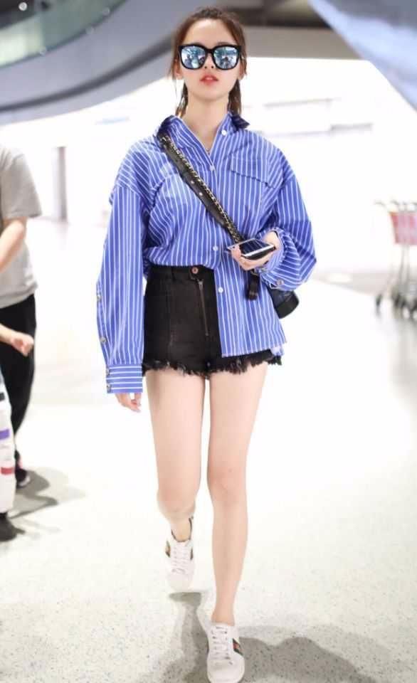 杨超越钟爱秀长腿，T恤配短裤成标配，但脚上的搭配却很减分！