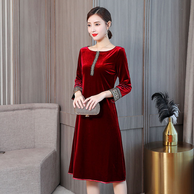 足足一天没眠，终于等到这“印花秋”裙，适合60后穿，超美腻