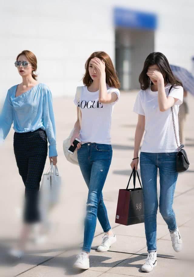 街拍：性感的吊带，这一身穿搭确实很有感染力呢？