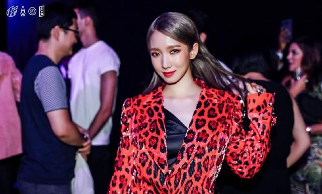 孟美岐身穿性感豹纹，撞衫维密超模elsa，不同风格谁更强？