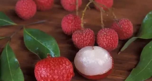  #上市#去年贵到吃不起，今年预计会降价？荔枝将上市，市场价格拭目以待