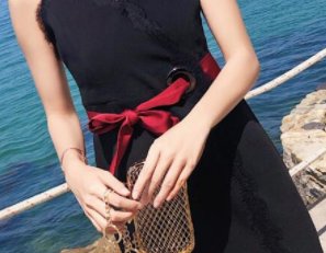 带老婆海边浪，非要穿:露背沙滩裙，不输比基尼，看着真不放心