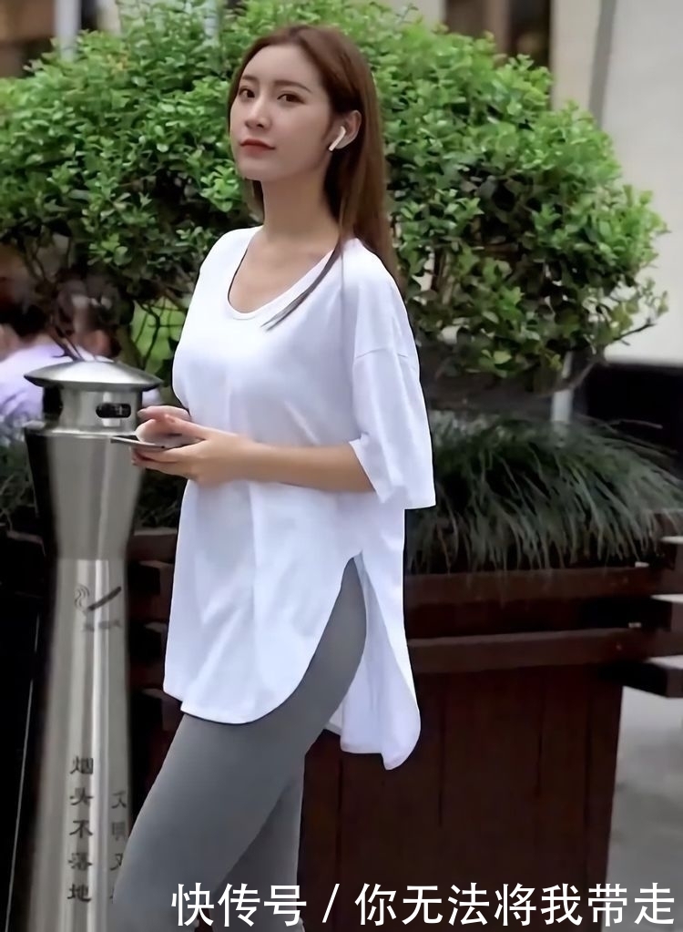  『美女』美女是来街拍还是去买菜，穿着“睡衣”就出门了，够接地气