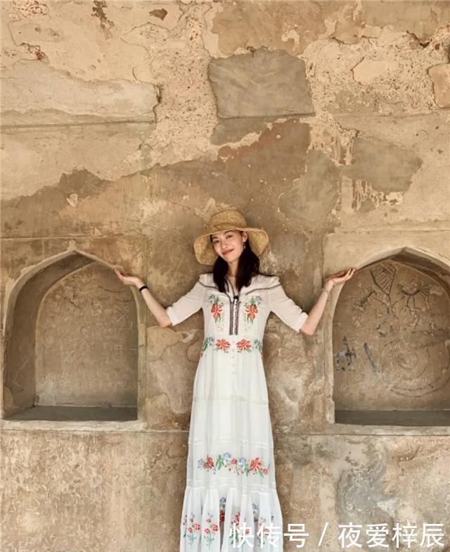气质:今年喜欢穿花裙子的女人,跟着明星这样来搭配,气质优雅更有腔调