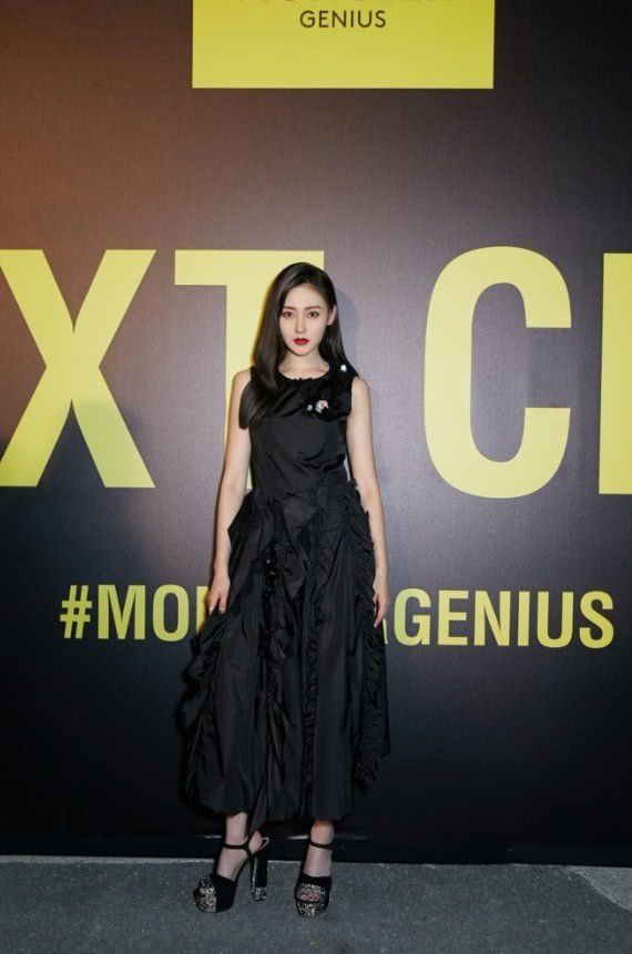 张天爱怎么想的?好好的裙子成了“塑料袋”，竟格外时尚!