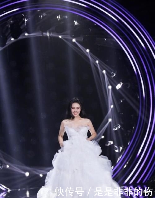 『婚纱』袁娅维穿“婚纱”上综艺,气场很强美的高调,让人忍不住想多看