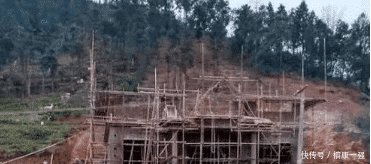 男子在依山傍水的地方盖别墅，村民羡慕，一场大雨把50万下没了