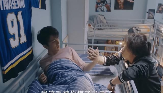  『初吻』《冰糖炖雪梨》吻戏有两场，黎语冰做春梦回味初吻，加了超强滤镜