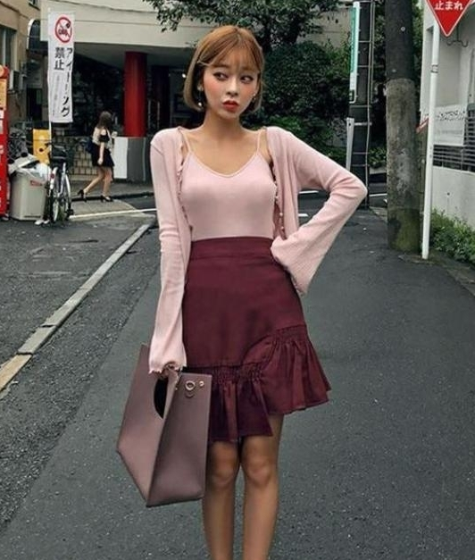 身材气质好的吊带背心美女，穿出自己的魅力，让人过目不忘