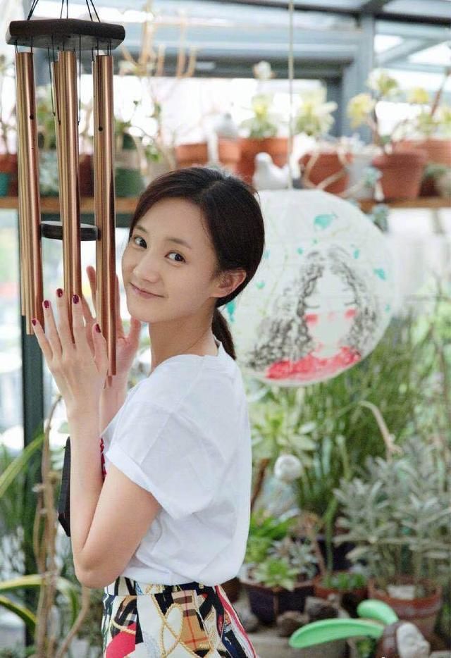 27岁李一桐穿“三角裤”自拍，短裤开叉快到胯上了，靠毛边做遮挡