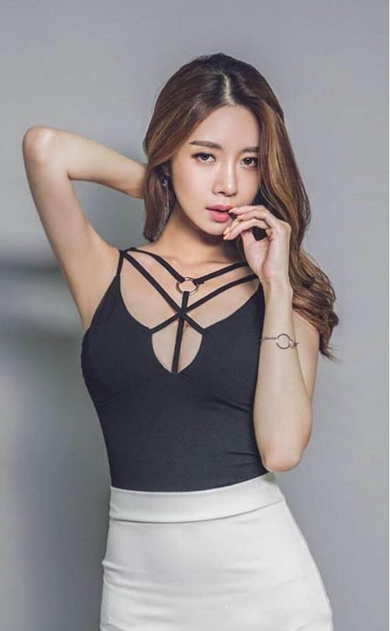 几位小姐姐包臀裙的穿搭，尽显曼妙身姿，哪一款更有女人味呢？