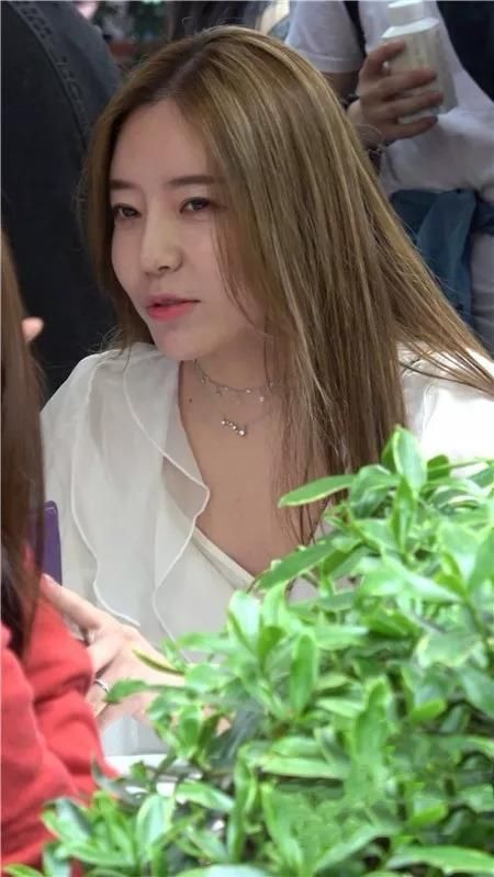 纯白雪纺衫搭配牛仔短裤，飘逸秀发绿叶相伴