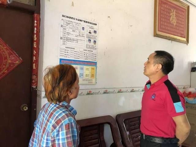 海口食药监局赴帮扶村开展扶贫APP签到验证