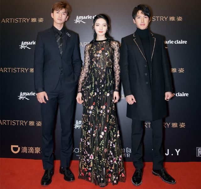 代斯穿蕾丝绣花裙透到印出三角区，跟没穿一样，网友：这就尴尬了