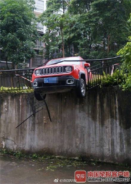 南宁一吉普车自宣“不是普通的吉普”，结果在小区“跳崖”了