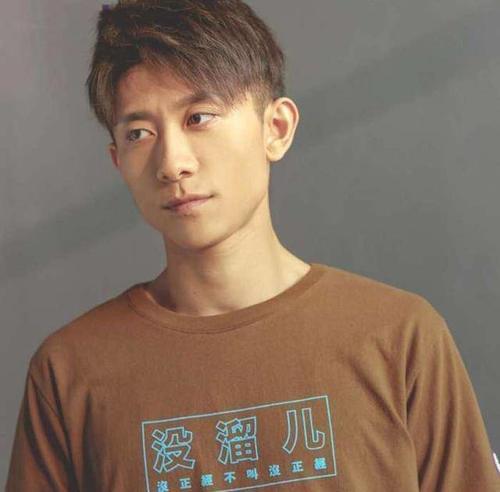 杨紫分手后暴瘦，看她这穿搭就知道，网友：张一山快来保护小猴子