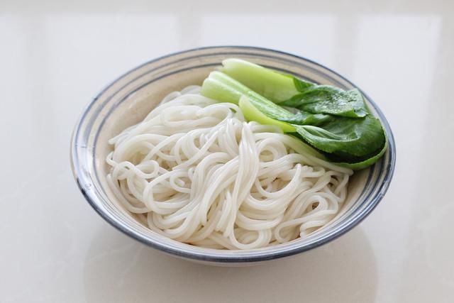  『鸡腿』一个鸡腿、一把香菇做成卤汁，嫩滑鲜美香喷喷，拌面条能吃两大碗