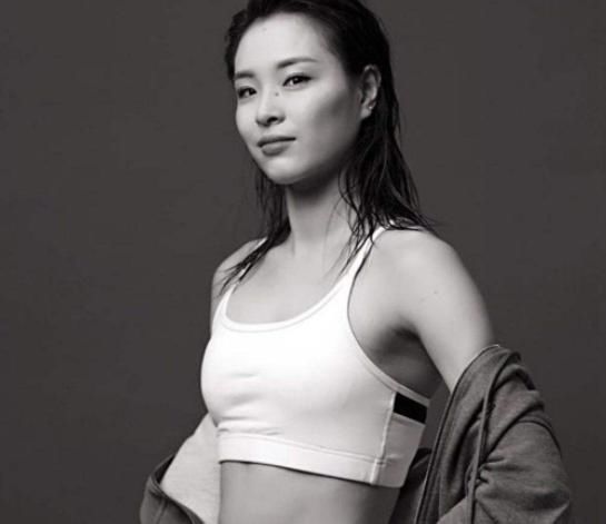  『棉服搭配』吴敏霞和丈夫出行好真实，棉服西裤秀麻杆腿，红唇配马尾气质真好