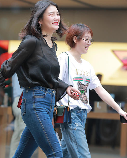 微胖小阿姨吊带文胸勒出丰腴上围，犀利的眼神充满霸道女王范儿