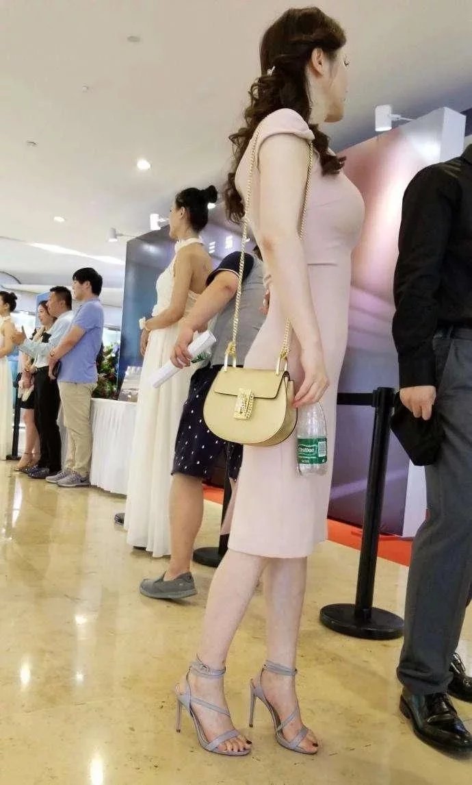 妩媚小女神紧身包臀裙，玲珑有致的身姿，优雅的恬静的气质让人心