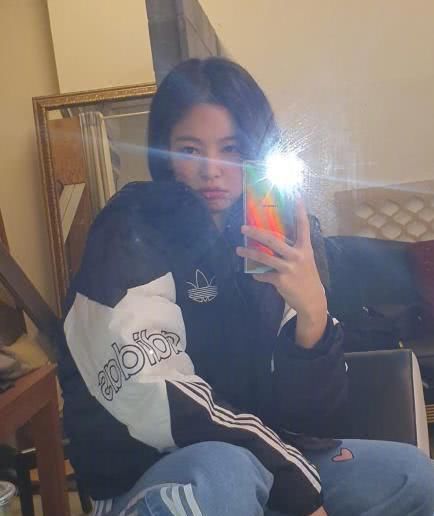  「不失」jennie百变造型曝光，西装外套搭小吊带，简约时尚不失气场