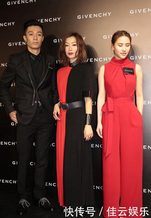 45岁郑秀文与41岁陈数，穿同一条拼接长裙，差距有点大！