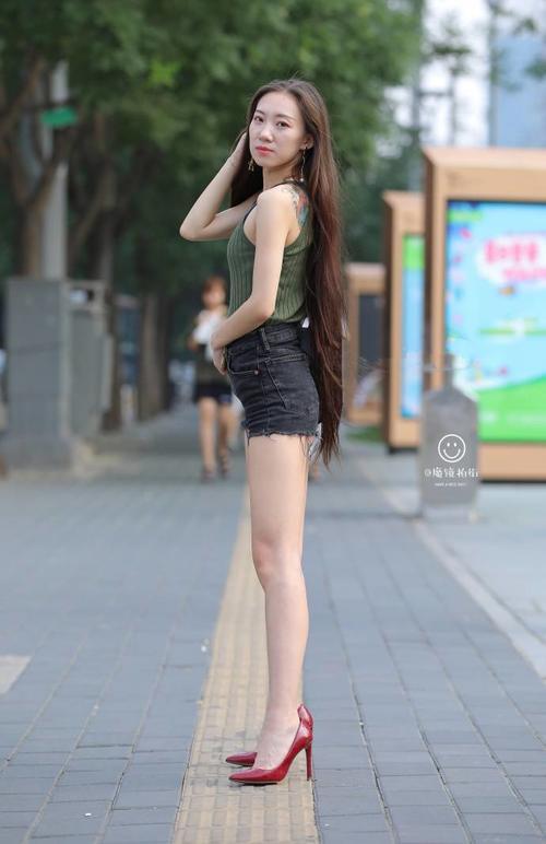 路人街拍，这应该才叫健康的美，比那些细胳膊细腿的病态美强多了