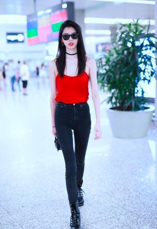 奚梦瑶真敢穿, 大红色吊带衫一点儿不低调, 网友: 换双鞋可好?