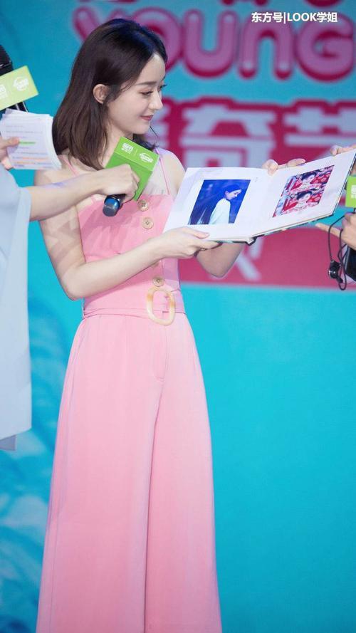 赵丽颖尴尬了，粉色吊带连体裤美的冒泡，却被吐槽发育不全