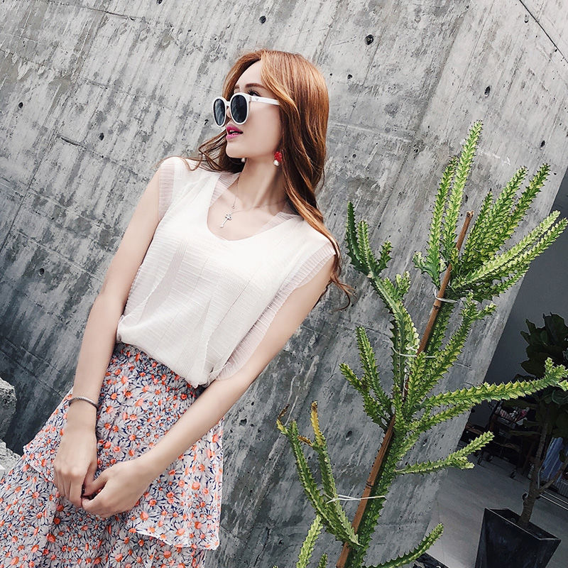 难怪越来越多的女人不穿裙子，炎炎夏日穿这样的吊带背心，超好看