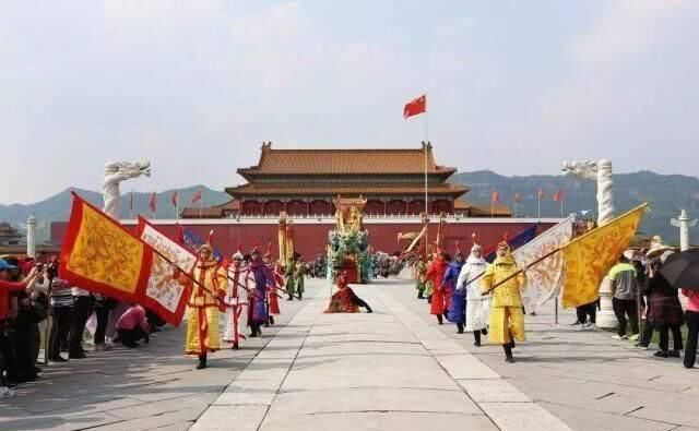 耗资8亿,仿照故宫1:1建造,不惜炸掉13座山,如今票价却是故宫