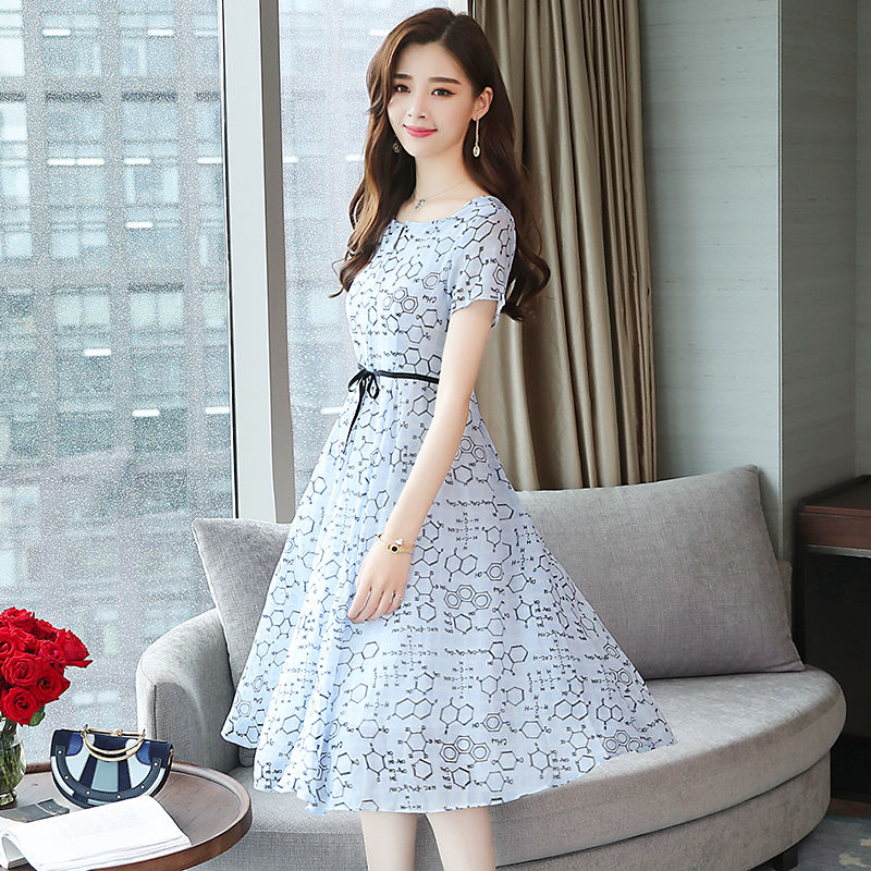 头一次见这么洋气的冷风裙，适合40岁左右的女人，女人味挡不住