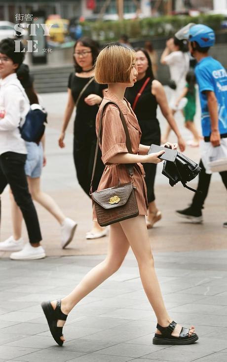 街拍：T恤搭配复古宽松版牛仔裤，清新优雅效果立竿见影