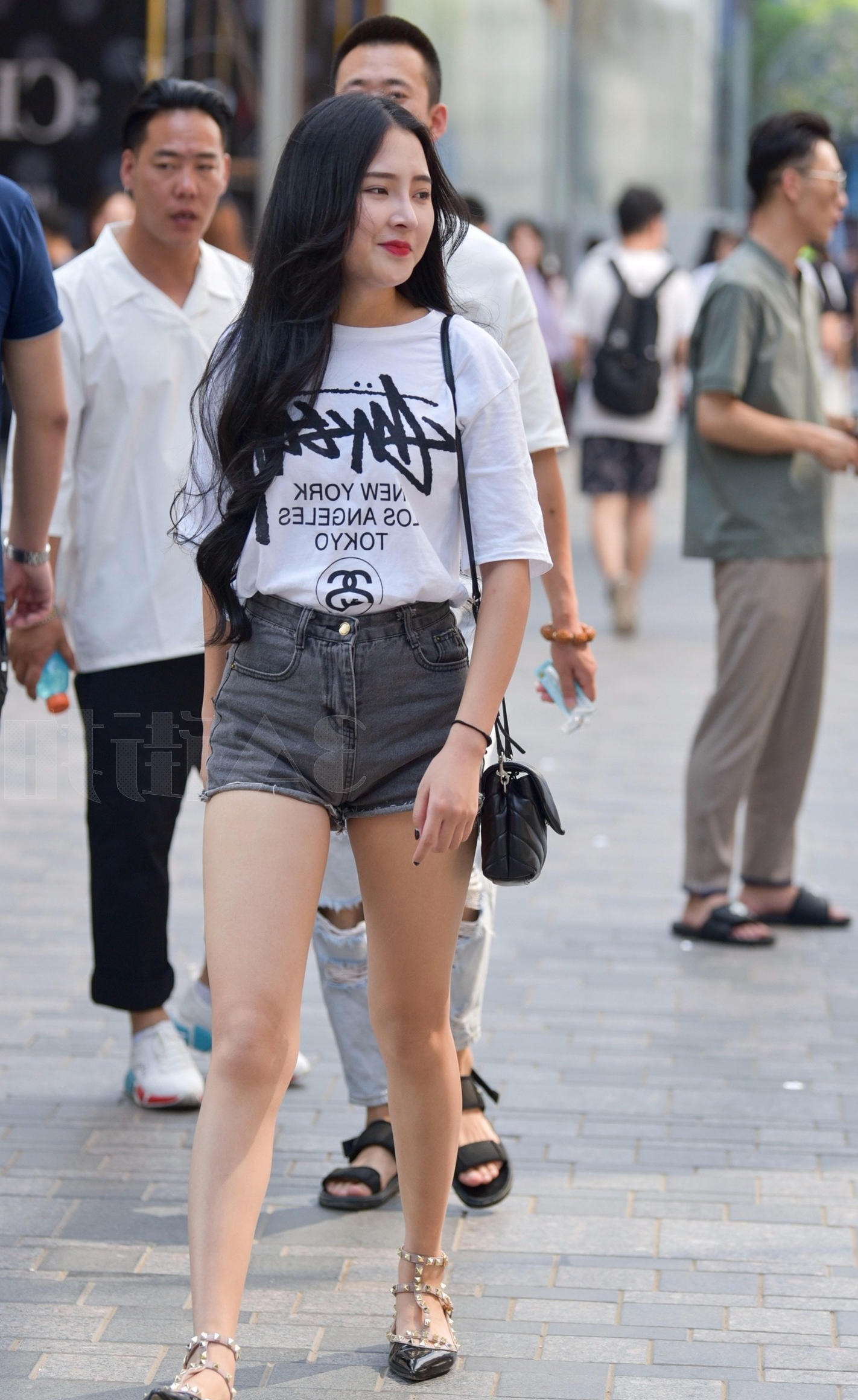 轻熟女小姐姐灰色短裤大秀好身材，丰润的双腿很吸睛