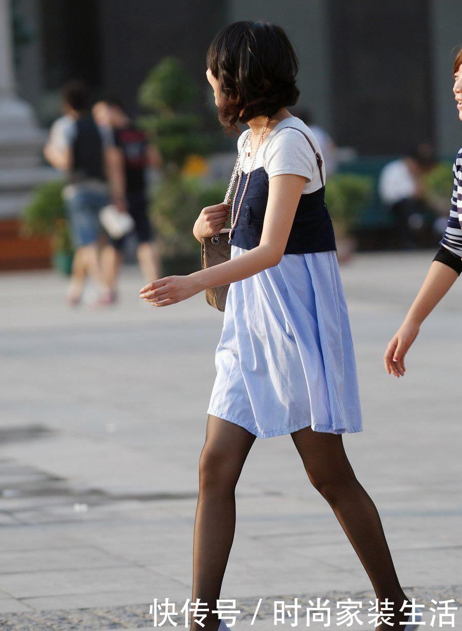 广顺西路街拍：连衣裙清秀妹子，粉嫩的肌肤，细长腿很是吸睛